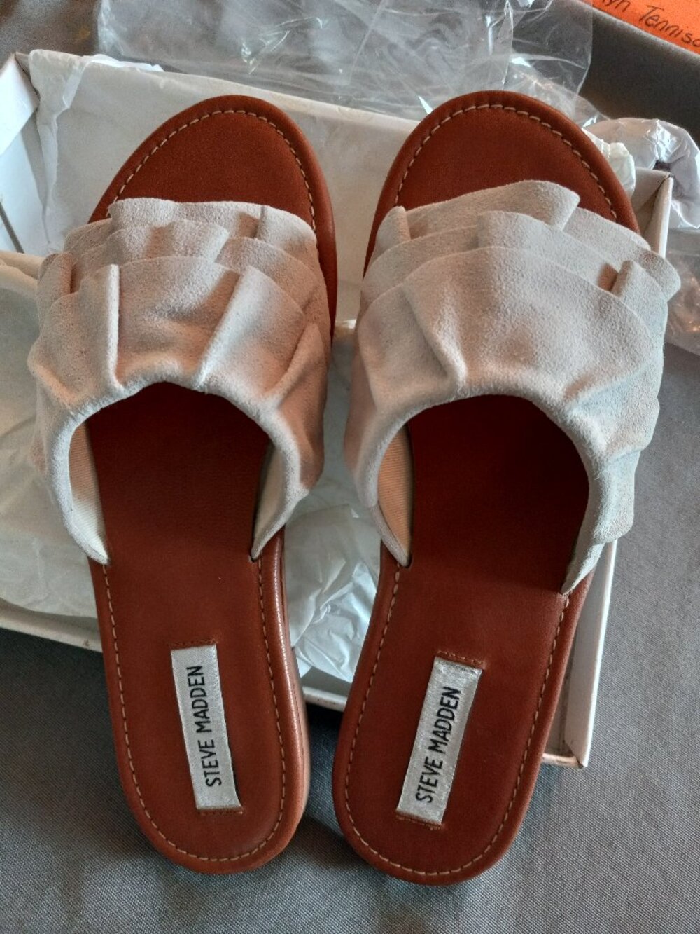 New in Box Steve Madden Womens Sand Suede Sandals Getdown 8.5